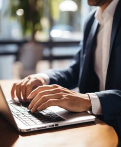 IT Fachmann arbeitet an Notebook
