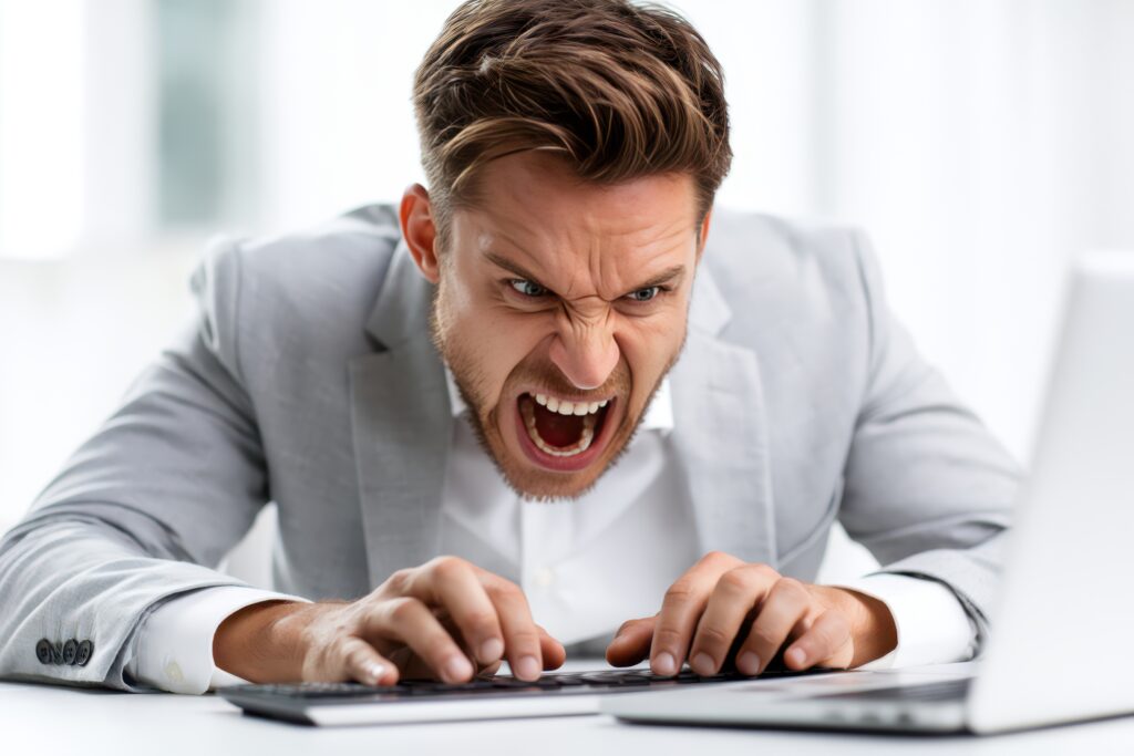 Unternehmer bekommt Krise mit Computer und technischen Problemen auf der Suche nach Lösungen